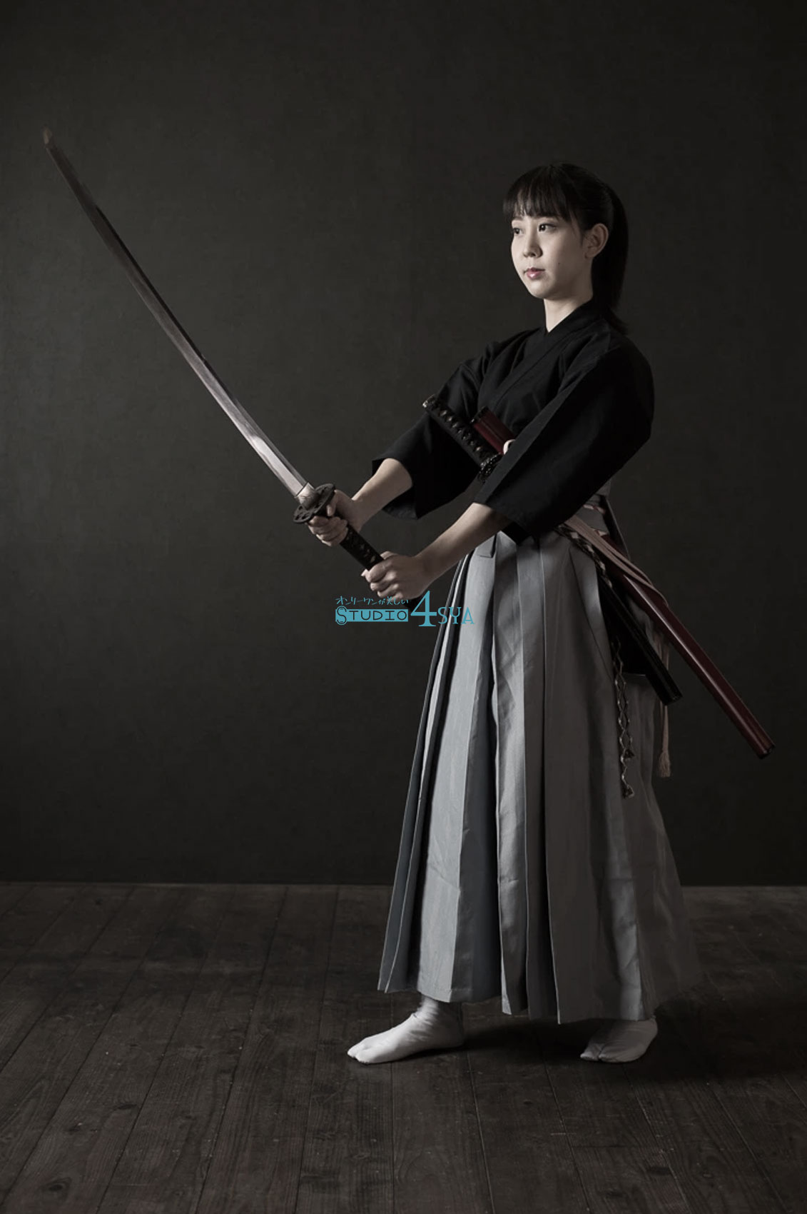 日本刀を構える日本人女性モデル