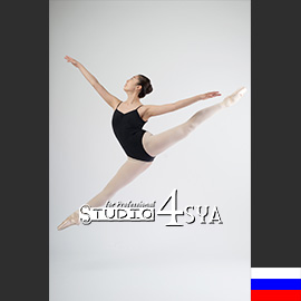 両足が水平に伸びてジャンプするバレエダンサーとロシア国旗