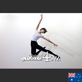 大きく手を伸ばしてジャンプする男性バレリーナとオーストラリア国旗