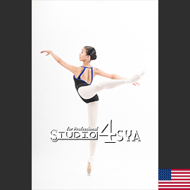 片足を後ろに蹴り上げるバレエのポージングとアメリカ国旗
